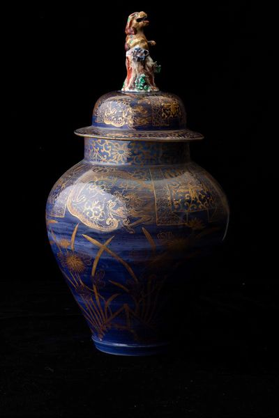 Potiche in porcellana Arita con decori lumeggiati in color oro e presa del coperchio a foggia di cane di Pho, Giappone, XVIII secolo  - Asta Fine chinese works of art - Associazione Nazionale - Case d'Asta italiane