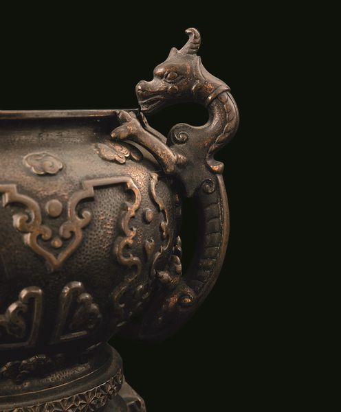 Incensiere tripode in bronzo con manici a foggia di draghetto e decori a rilievo, Cina, Dinastia Qing, XVIII secolo  - Asta Fine chinese works of art - Associazione Nazionale - Case d'Asta italiane