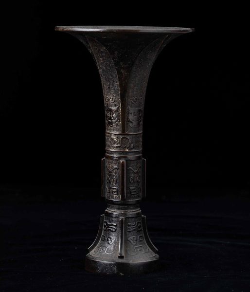 Vaso a tromba in bronzo con decori d'ispirazione arcaica incisi e a rilievo, Cina, Dinastia Ming, XVII secolo  - Asta Fine chinese works of art - Associazione Nazionale - Case d'Asta italiane