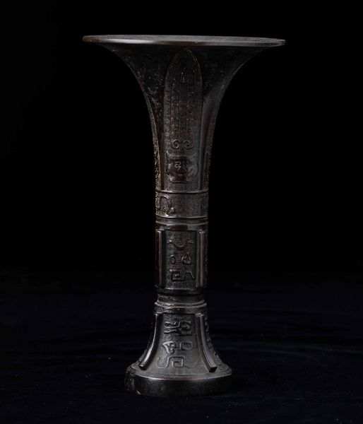 Vaso a tromba in bronzo con decori d'ispirazione arcaica incisi e a rilievo, Cina, Dinastia Ming, XVII secolo  - Asta Fine chinese works of art - Associazione Nazionale - Case d'Asta italiane