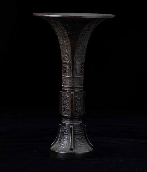 Vaso a tromba in bronzo con decori d'ispirazione arcaica incisi e a rilievo, Cina, Dinastia Ming, XVII secolo  - Asta Fine chinese works of art - Associazione Nazionale - Case d'Asta italiane