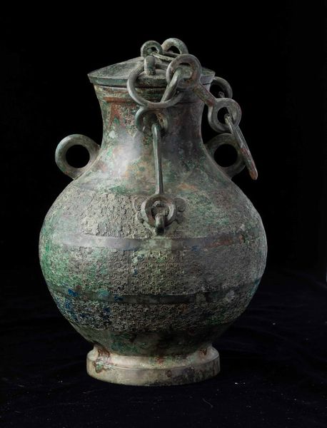 Raro e magnifico vaso Hu in bronzo con coperchio, manici a catena e decori geometrici a rilievo, Cina, Stati Combattenti (481-221 a.C.)  - Asta Fine chinese works of art - Associazione Nazionale - Case d'Asta italiane