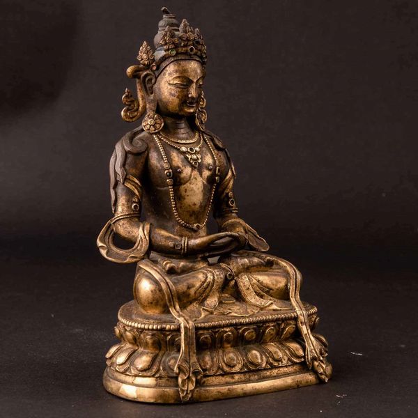 Figura di Buddha Amitayus seduto su doppio fiore di loto in bronzo dorato con innesti di pietre dure, Cina, Dinastia Qing, epoca Kangxi (1662-1722)  - Asta Fine chinese works of art - Associazione Nazionale - Case d'Asta italiane