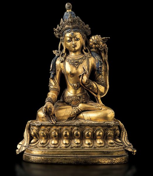 Importante figura di Buddha Sakyamuni seduto su doppio fiore di loto in bronzo dorato con tracce di policromia, Tibet, XVII secolo  - Asta Fine chinese works of art - Associazione Nazionale - Case d'Asta italiane