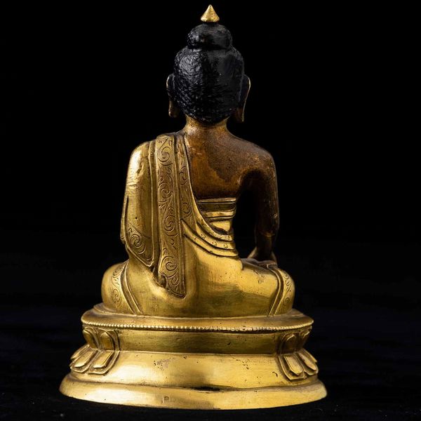 Figura di Buddha Sakyamuni seduto su doppio fiore di loto in bronzo dorato con tracce di policromia, Tibet, XVIII secolo  - Asta Fine chinese works of art - Associazione Nazionale - Case d'Asta italiane