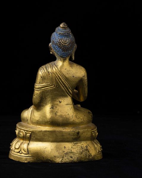 Figura di Buddha seduto su doppio fiore di loto in bronzo con tracce di policromia, Tibet, XVIII secolo  - Asta Fine chinese works of art - Associazione Nazionale - Case d'Asta italiane