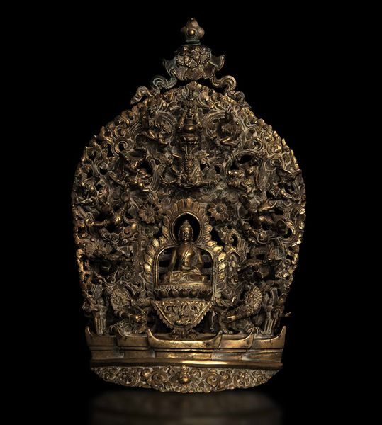 Raro gruppo in bronzo con figura centrale di Buddha entro aura e altre divinit, Tibet, XVIII secolo  - Asta Fine chinese works of art - Associazione Nazionale - Case d'Asta italiane