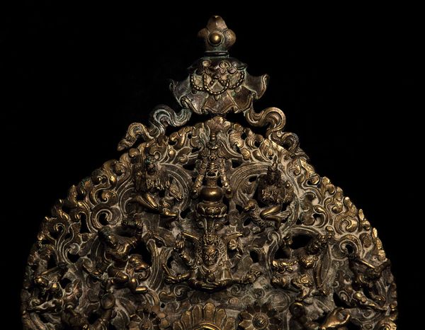 Raro gruppo in bronzo con figura centrale di Buddha entro aura e altre divinit, Tibet, XVIII secolo  - Asta Fine chinese works of art - Associazione Nazionale - Case d'Asta italiane