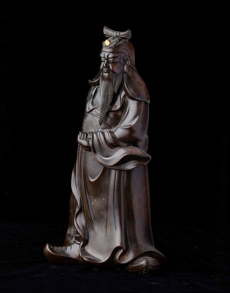 Figura di dignitario stante in bronzo, Cina, Dinastia Qing, XIX secolo  - Asta Fine chinese works of art - Associazione Nazionale - Case d'Asta italiane