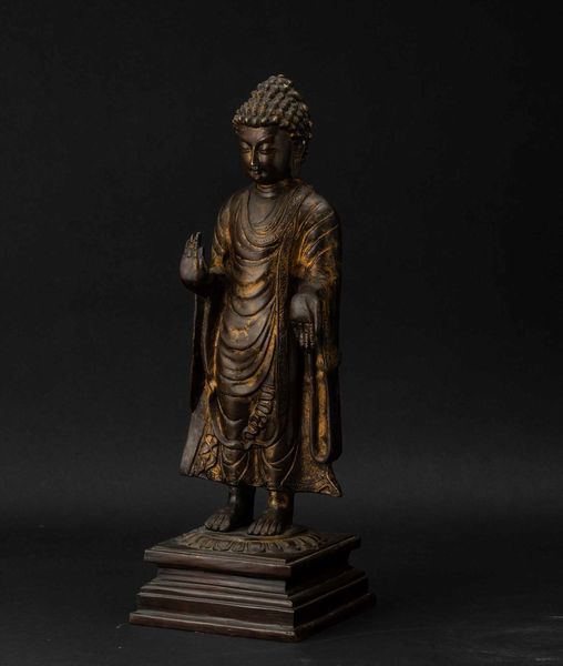 Figura di Buddha stante su fiore di loto in bronzo con tracce di doratura, Cina, Dinastia Qing, XVII secolo  - Asta Fine chinese works of art - Associazione Nazionale - Case d'Asta italiane