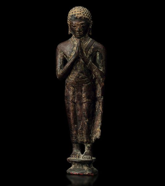 Figura di Buddha eretto in bronzo, Thailandia, Ayutthaya, XII secolo  - Asta Fine chinese works of art - Associazione Nazionale - Case d'Asta italiane