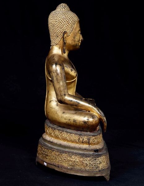 Grande figura di Buddha Sakyamuni in bronzo dorato, Thailandia, inizi XIX secolo  - Asta Fine chinese works of art - Associazione Nazionale - Case d'Asta italiane