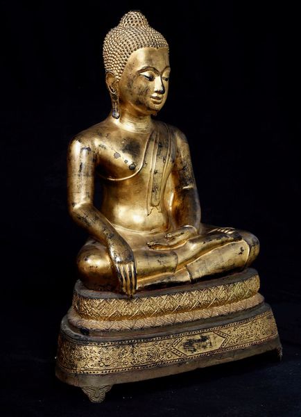 Grande figura di Buddha Sakyamuni in bronzo dorato, Thailandia, inizi XIX secolo  - Asta Fine chinese works of art - Associazione Nazionale - Case d'Asta italiane