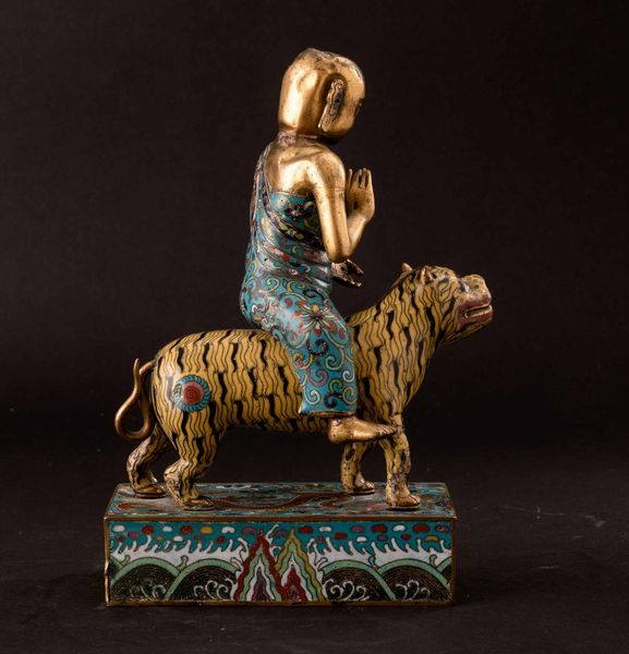 Gruppo a smalti cloisonn raffigurante saggio su tigre, Cina, Dinastia Qing, epoca Qianlong (1736-1796)  - Asta Fine chinese works of art - Associazione Nazionale - Case d'Asta italiane