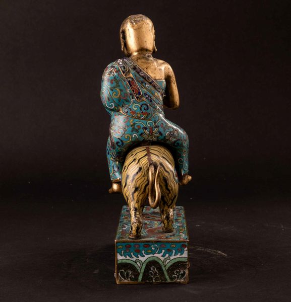 Gruppo a smalti cloisonn raffigurante saggio su tigre, Cina, Dinastia Qing, epoca Qianlong (1736-1796)  - Asta Fine chinese works of art - Associazione Nazionale - Case d'Asta italiane