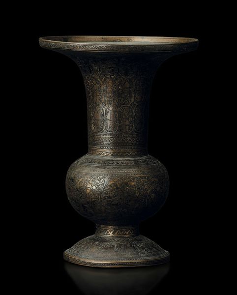 Vaso in bronzo con decori a racemi incisi e figure, Siria, XVIII secolo  - Asta Fine chinese works of art - Associazione Nazionale - Case d'Asta italiane