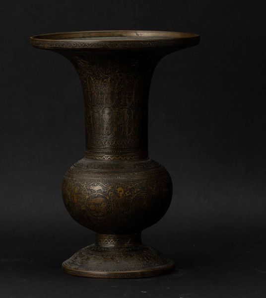 Vaso in bronzo con decori a racemi incisi e figure, Siria, XVIII secolo  - Asta Fine chinese works of art - Associazione Nazionale - Case d'Asta italiane