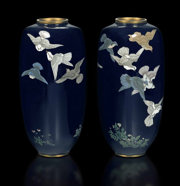 Coppia di vasi in smalto con figure di voltaili su fondo blu, Giappone, periodo Meiji (1868-1912)  - Asta Fine chinese works of art - Associazione Nazionale - Case d'Asta italiane