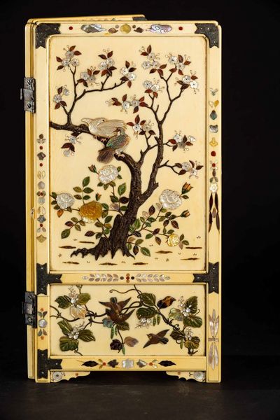 Piccolo paravento da tavolo a due ante in avorio con applicazioni in madreperla e pietre dure raffiguranti soggetti naturalistici, Shibayama, Giappone, periodo Meiji (1868-1912)  - Asta Fine chinese works of art - Associazione Nazionale - Case d'Asta italiane