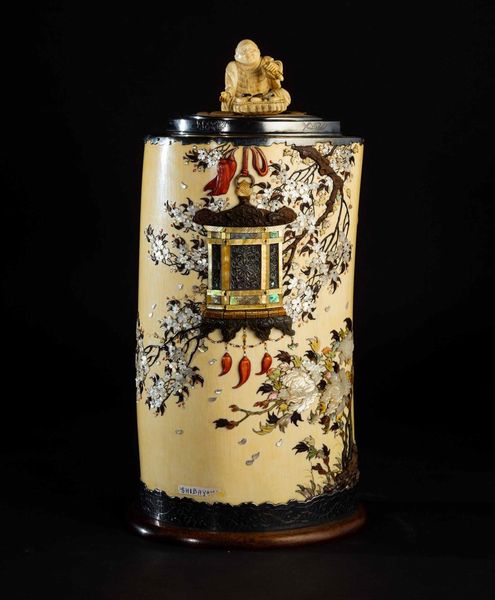 Vaso in avorio con coperchio e applicazioni in madreperla e pietre dure raffiguranti soggetti naturalistici, Shibayama, Giappone, periodo Meiji (1868-1912)  - Asta Fine chinese works of art - Associazione Nazionale - Case d'Asta italiane