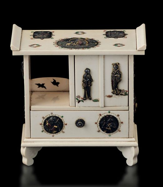 Piccolo stipo scolpito in avorio con applicazione di placche in bronzo e pietre dure, Giappone, periodo Meiji (1868-1912)  - Asta Fine chinese works of art - Associazione Nazionale - Case d'Asta italiane