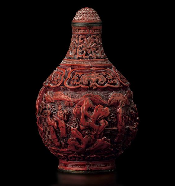 Snuff bottle finemente scolpita in lacca raffigurante paesaggio con dama e fanciulli, Cina, Dinastia Qing, marca e del periodo Qianlong (1736-1796)  - Asta Fine chinese works of art - Associazione Nazionale - Case d'Asta italiane