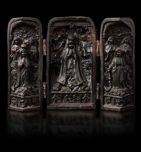 Piccolo tempio portatile con ante apribili intagliato in legno con soggetti cristiani e iscrizioni, Cina, Dinastia Qing (1644-1912)  - Asta Fine chinese works of art - Associazione Nazionale - Case d'Asta italiane