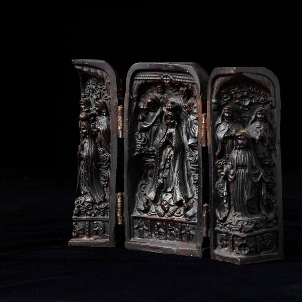 Piccolo tempio portatile con ante apribili intagliato in legno con soggetti cristiani e iscrizioni, Cina, Dinastia Qing (1644-1912)  - Asta Fine chinese works of art - Associazione Nazionale - Case d'Asta italiane