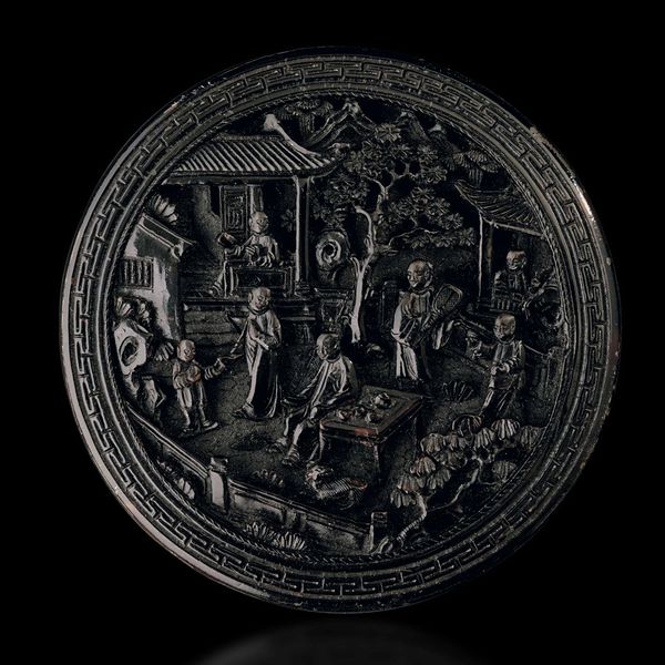 Scatola circolare scolpita in tartaruga raffigurante sul coperchio saggi con discepoli entro paesaggio, Cina, Dinastia Qing, XIX secolo  - Asta Fine chinese works of art - Associazione Nazionale - Case d'Asta italiane