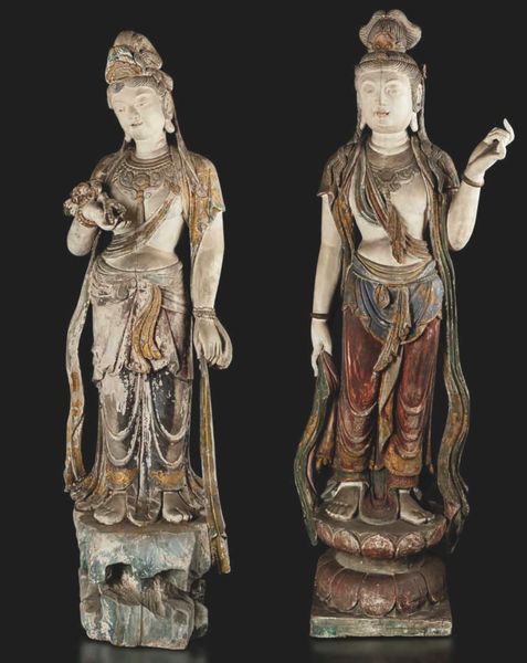 Due figure di Guanyin stanti finemente scolpite in legno parzialmente dipinto, Cina, Dinastia Ming, XVII secolo  - Asta Fine chinese works of art - Associazione Nazionale - Case d'Asta italiane