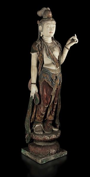 Due figure di Guanyin stanti finemente scolpite in legno parzialmente dipinto, Cina, Dinastia Ming, XVII secolo  - Asta Fine chinese works of art - Associazione Nazionale - Case d'Asta italiane