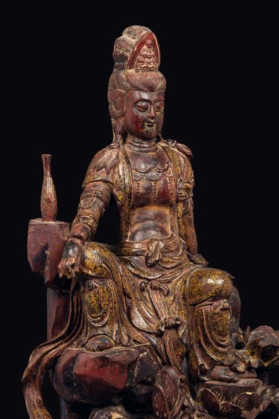 Scultura in legno parzialmente laccato raffigurante Guanyin seduta su roccia con decorazioni floreali in oro, Cina, Dinastia Ming, inizio XVII secolo  - Asta Fine chinese works of art - Associazione Nazionale - Case d'Asta italiane