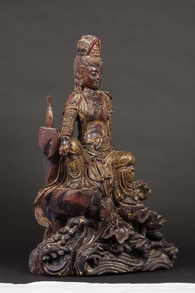 Scultura in legno parzialmente laccato raffigurante Guanyin seduta su roccia con decorazioni floreali in oro, Cina, Dinastia Ming, inizio XVII secolo  - Asta Fine chinese works of art - Associazione Nazionale - Case d'Asta italiane