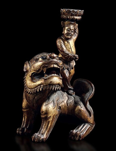 Reggi torcia in legno intagliato e dorato raffigurante uomo sul dorso di un leone, Cina, Dinastia Qing, fine XIX secolo  - Asta Fine chinese works of art - Associazione Nazionale - Case d'Asta italiane