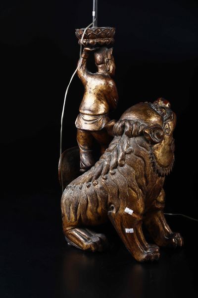 Reggi torcia in legno intagliato e dorato raffigurante uomo sul dorso di un leone, Cina, Dinastia Qing, fine XIX secolo  - Asta Fine chinese works of art - Associazione Nazionale - Case d'Asta italiane