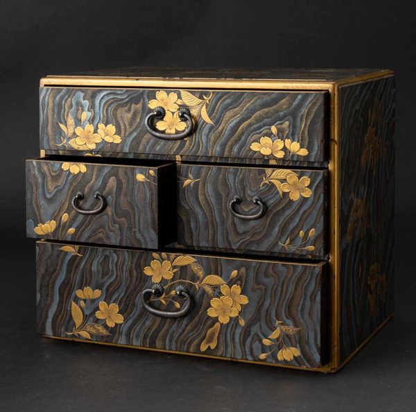 Stipo con cassetti in legno laccato, Giappone, periodo Meiji, XIX secolo  - Asta Fine chinese works of art - Associazione Nazionale - Case d'Asta italiane