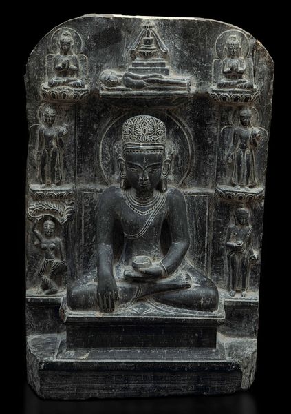 Stele scolpita in pietra con figura centrale di Buddha Sakyamuni e altre divinit, India, XIX secolo  - Asta Fine chinese works of art - Associazione Nazionale - Case d'Asta italiane