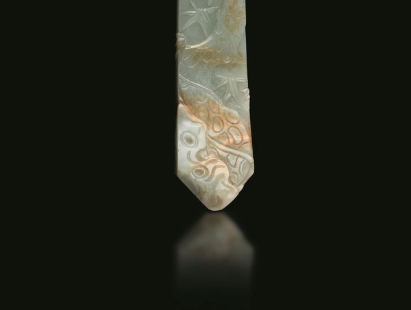 Grande Ruyi finemente scolpito in giada Celadon e russet con decori naturalistici a rilievo, Cina, Dinastia Qing, epoca Qianlong (1736-1796)  - Asta Fine chinese works of art - Associazione Nazionale - Case d'Asta italiane