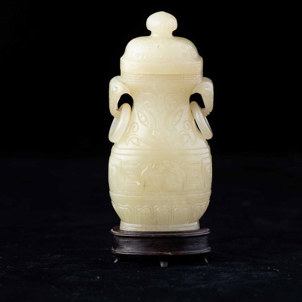 Piccolo vaso scolpito in giada bianca con coperchio, anse ad anello e decori incisi d'ispirazione arcaica, Cina, Dinastia Qing, XIX secolo  - Asta Fine chinese works of art - Associazione Nazionale - Case d'Asta italiane