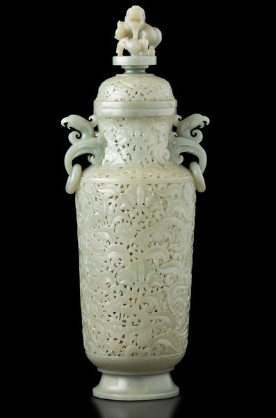 Vaso scolpito in giada Celadon in stile Moghul con decoro vegetale a traforo, anse ad anello e presa del coperchio a foggia di draghetto, Cina, Dinastia Qing, XIX secolo  - Asta Fine chinese works of art - Associazione Nazionale - Case d'Asta italiane