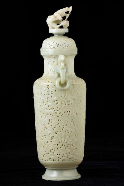 Vaso scolpito in giada Celadon in stile Moghul con decoro vegetale a traforo, anse ad anello e presa del coperchio a foggia di draghetto, Cina, Dinastia Qing, XIX secolo  - Asta Fine chinese works of art - Associazione Nazionale - Case d'Asta italiane