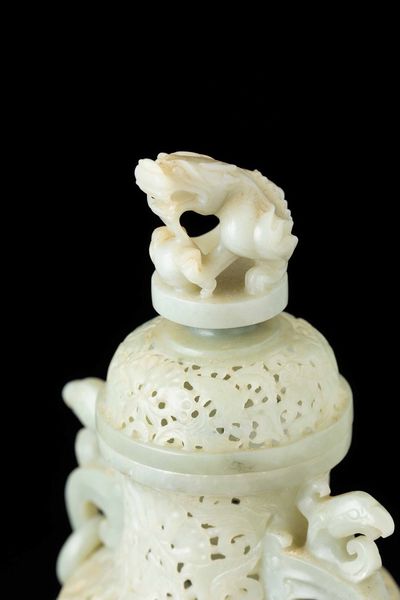 Vaso scolpito in giada Celadon in stile Moghul con decoro vegetale a traforo, anse ad anello e presa del coperchio a foggia di draghetto, Cina, Dinastia Qing, XIX secolo  - Asta Fine chinese works of art - Associazione Nazionale - Case d'Asta italiane