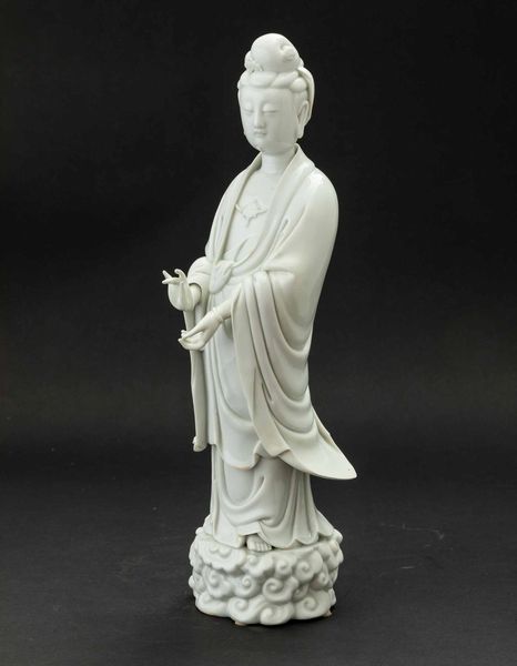 Figura di Guanyin stante in porcellana Blanc de Chine, Dehua, Cina, Dinastia Qing, epoca Qianlong (1736-1796)  - Asta Fine chinese works of art - Associazione Nazionale - Case d'Asta italiane