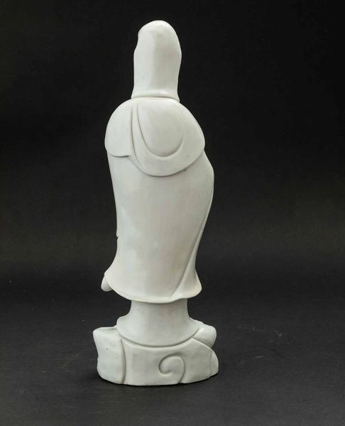 Figura di Guanyin stante con scroll in porcellana Blanc de Chine, Dehua, Cina, Dinastia Qing, epoca Qianlong (1736-1796)  - Asta Fine chinese works of art - Associazione Nazionale - Case d'Asta italiane