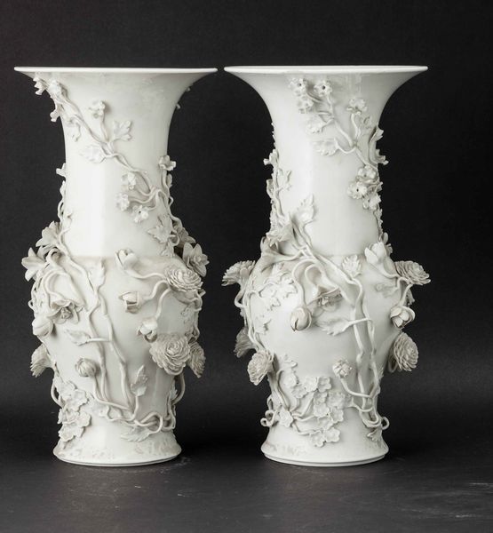 Coppia di vasi in porcellana Blanc de Chine con decori floreali a rilievo, Cina, Dinastia Qing, XIX secolo  - Asta Fine chinese works of art - Associazione Nazionale - Case d'Asta italiane