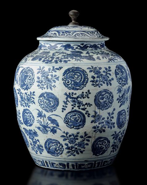 Grande potiche in porcellana bianca e blu con decori floreali e motivi naturalistici, Cina, Dinastia Qing, epoca Wanli (1573-1619)  - Asta Fine chinese works of art - Associazione Nazionale - Case d'Asta italiane