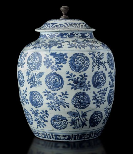 Grande potiche in porcellana bianca e blu con decori floreali e motivi naturalistici, Cina, Dinastia Qing, epoca Wanli (1573-1619)  - Asta Fine chinese works of art - Associazione Nazionale - Case d'Asta italiane