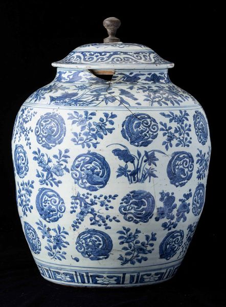 Grande potiche in porcellana bianca e blu con decori floreali e motivi naturalistici, Cina, Dinastia Qing, epoca Wanli (1573-1619)  - Asta Fine chinese works of art - Associazione Nazionale - Case d'Asta italiane