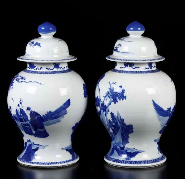 Coppia di potiches in porcellana bianca e blu con raffigurazione di saggi entro paesaggio, Cina, Dinastia Qing, epoca Kangxi (1662-1722)  - Asta Fine chinese works of art - Associazione Nazionale - Case d'Asta italiane