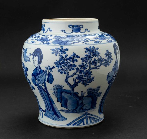 Vaso in porcellana bianca e blu con figure di fanciulle e simboli taoisti, Cina, Dinastia Qing, epoca Kangxi (1662-1722)  - Asta Fine chinese works of art - Associazione Nazionale - Case d'Asta italiane